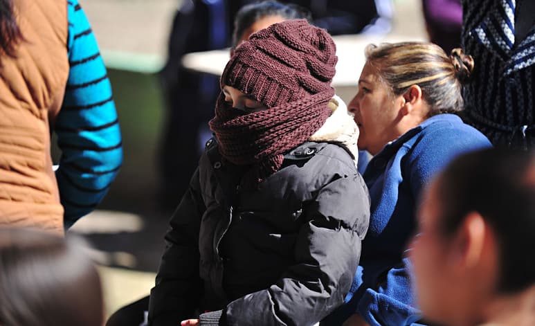 En caso de intoxicación por monóxido de carbono, se debe llevar a la persona afectada a un lugar ventilado.