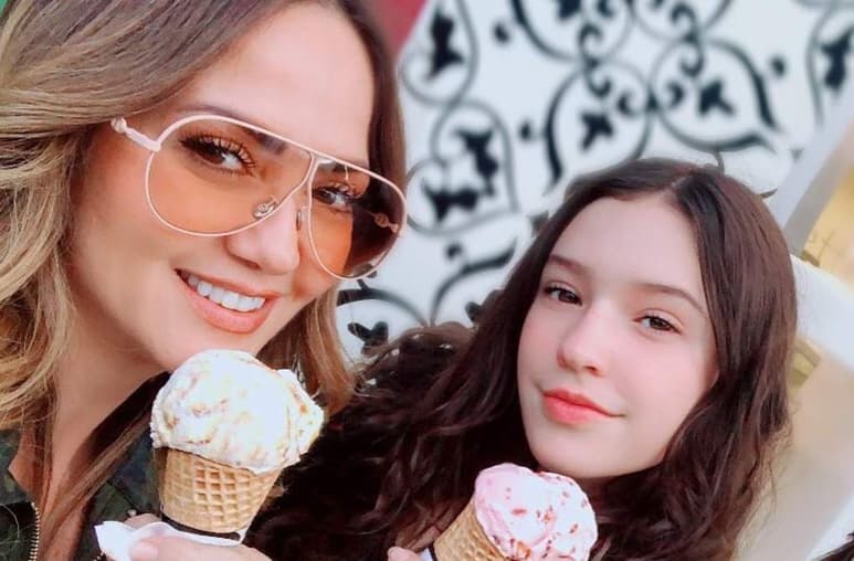 Andrea Legarreta se siente muy orgullosa de sus hijas Mía y Nina, en su cuenta de Instagram compartió un video en el que Mía toca el piano e interpreta la canción I'll Never Love Again, de Lady Gaga, tema que musicaliza la película A Star Is Born. (INSTAGRAM)