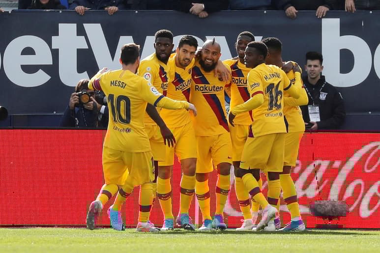 El uruguayo Luis Suárez y el chileno Arturo Vidal (ambos al centro) fueron los anotadores en la remontada que Barcelona logró ante el Leganés en la jornada 14 en el futbol español.