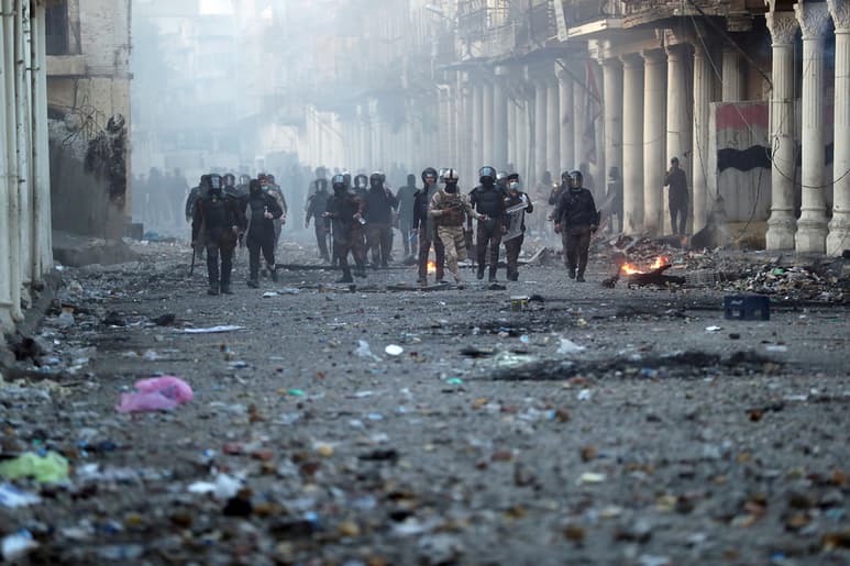 Un manifestante recibió el impacto de una bala de goma y murió instantáneamente. (AP)