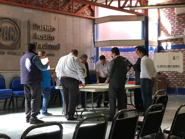 Mario Alberto Ibáñez Delgado (centro) fue electo presidente del comité municipal del PAN en Gómez Palacio. /EL SIGLO DE TORREÓN)