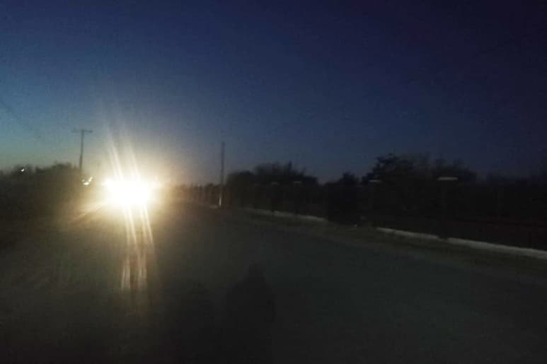 En la calle Gilberto Rodríguez hay una nula visibilidad que resulta un peligro para los ciclistas y peatones que transitan por ahí. (EL SIGLO DE TORREÓN)
