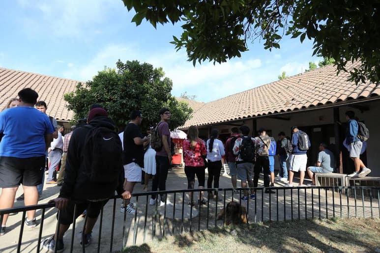 '¡No queremos ser milicos!' fue el clamor más escuchado durante la última semana en los cantones de reclutamiento, las oficinas que convocan a los jóvenes elegidos por sorteo para realizar el servicio militar. (EFE)