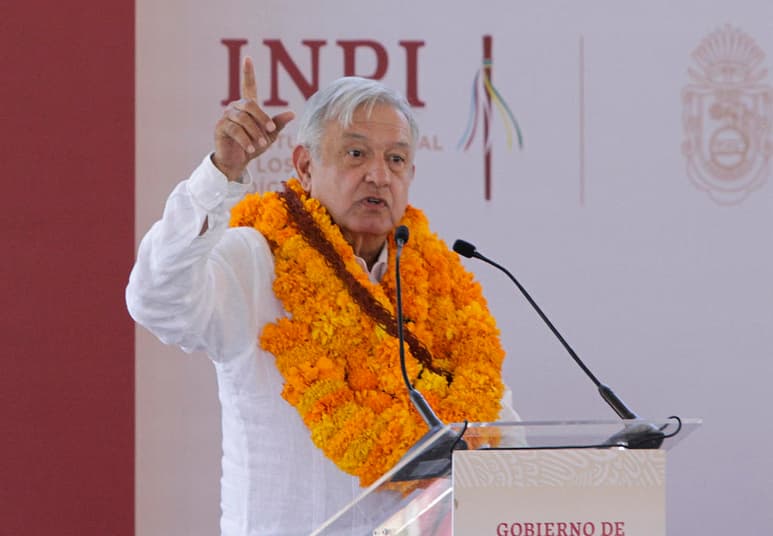 El presidente Andrés Manuel López Obrador afirmó que con los cambios constitucionales impulsados por su gobierno impedirán que se use la fuerza para destituir a una autoridad legal y legítimamente constituida. (NOTIMEX)