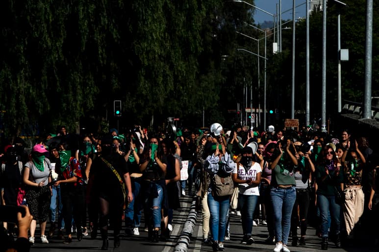 La mayoría de las mujeres enfrentan violencia, ya sea la ejercida por su pareja o familiares o la que proviene de la comunidad, el trabajo y la escuela. (ARCHIVO)