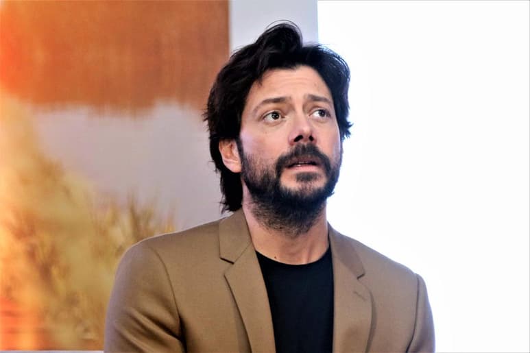 Álvaro Morte prefiere no abundar en una historia que poco se conoce de su vida personal, pero si es necesario hablar de ella, jamás lo hará en plan de víctima no obstante que, en aquel entonces, los especialistas le decían que tenía amplias posibilidades de morir. (ARCHIVO)