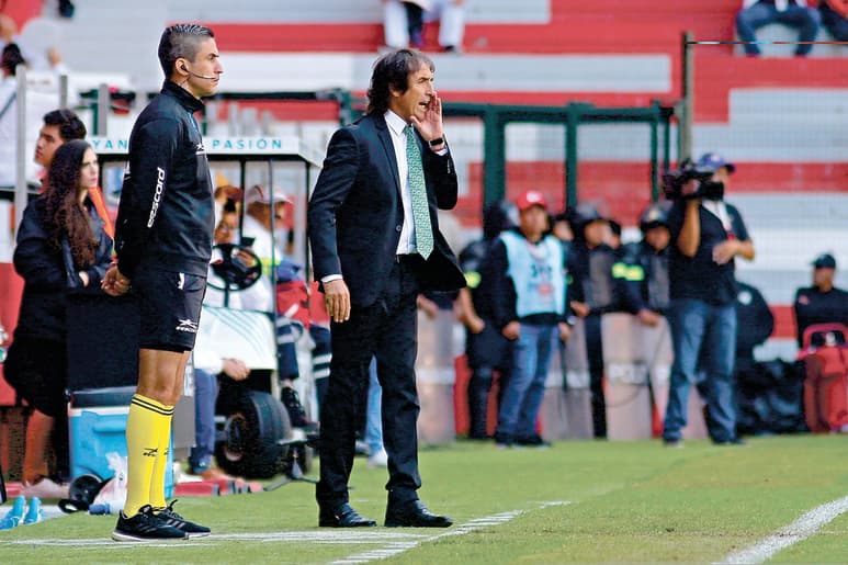 Guillermo Almada da indicaciones durante el juego de ayer, en el que Santos Laguna igualó a dos tantos con Toluca. (JAM MEDIA)