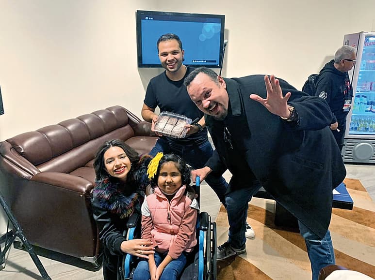 Cariño. El intérprete y sus hijos atendieron felices a Luna, quien les obsequió unos deliciosos brownies luego de su concierto en Puebla. (CORTESÍA)