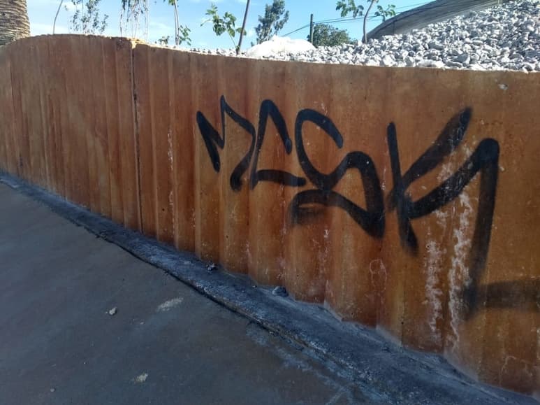 Siguen apareciendo a diario pintas de grafiti y afectaciones diversas en las obras del Metrobús, la cual lleva un 95 % de avance. (ROBERTO ITURRIAGA)