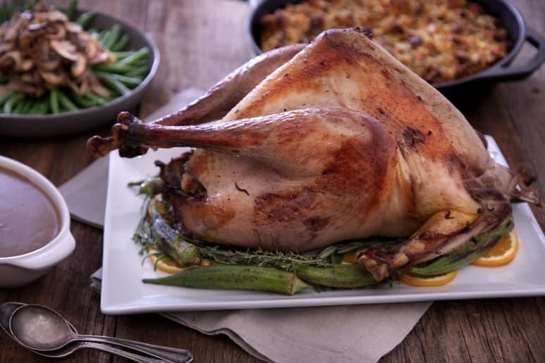 Con el Día de Acción de Gracias y los festejos navideños a la vuelta de la esquina, expertos en alimentos en Estados Unidos están recomendando no lavar los pavos antes de meterlos al horno para evitar la propagación de gérmenes. (ARCHIVO)
