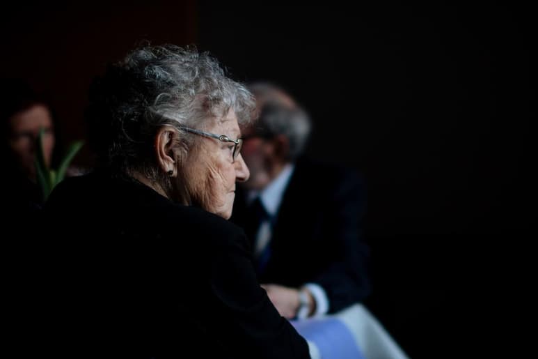 Son muchas las curiosidades y mitos que se dicen de las canas, principalmente por aquellos quienes las adquirieron a una temprana edad. (ARCHIVO)