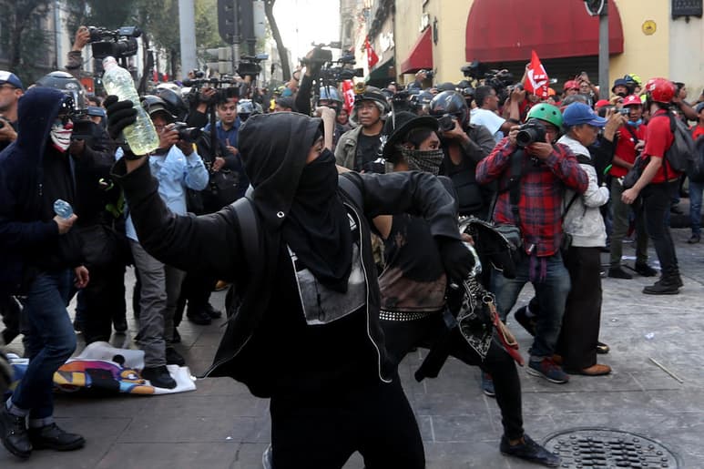 México presentó la baja más modesta de la región, puesto que los pobres representaban 48.8% de la población en 2000 presentó una disminución. (ARCHIVO)