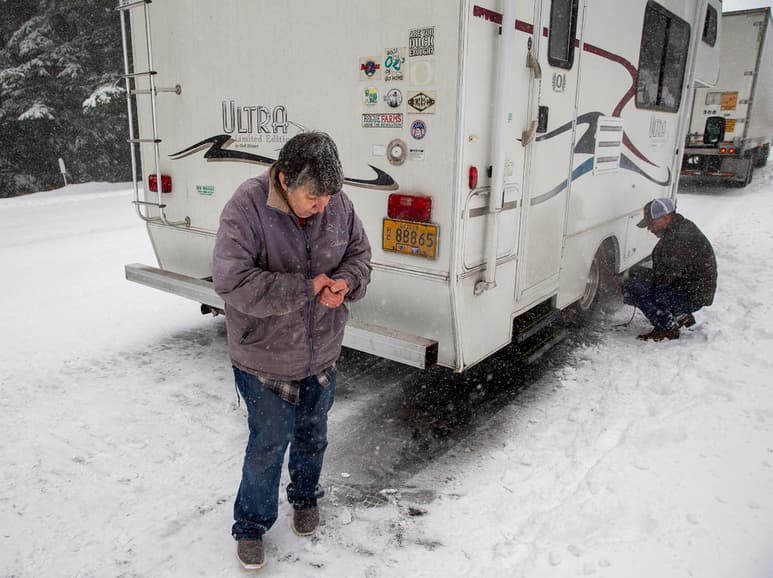 Llevó a las autoridades a exhortar a la ciudadanía a tomar medidas de precaución ante las densas nevadas y gélidas temperaturas. (AP)