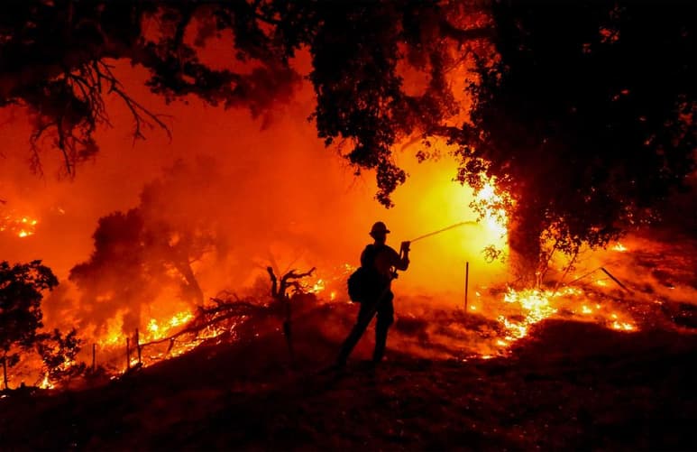 Cientos de viviendas en Santa Barbara, en el sur de California (EUA), se encuentran amenazadas este martes por un incendio fuera de control. (ARCHIVO)