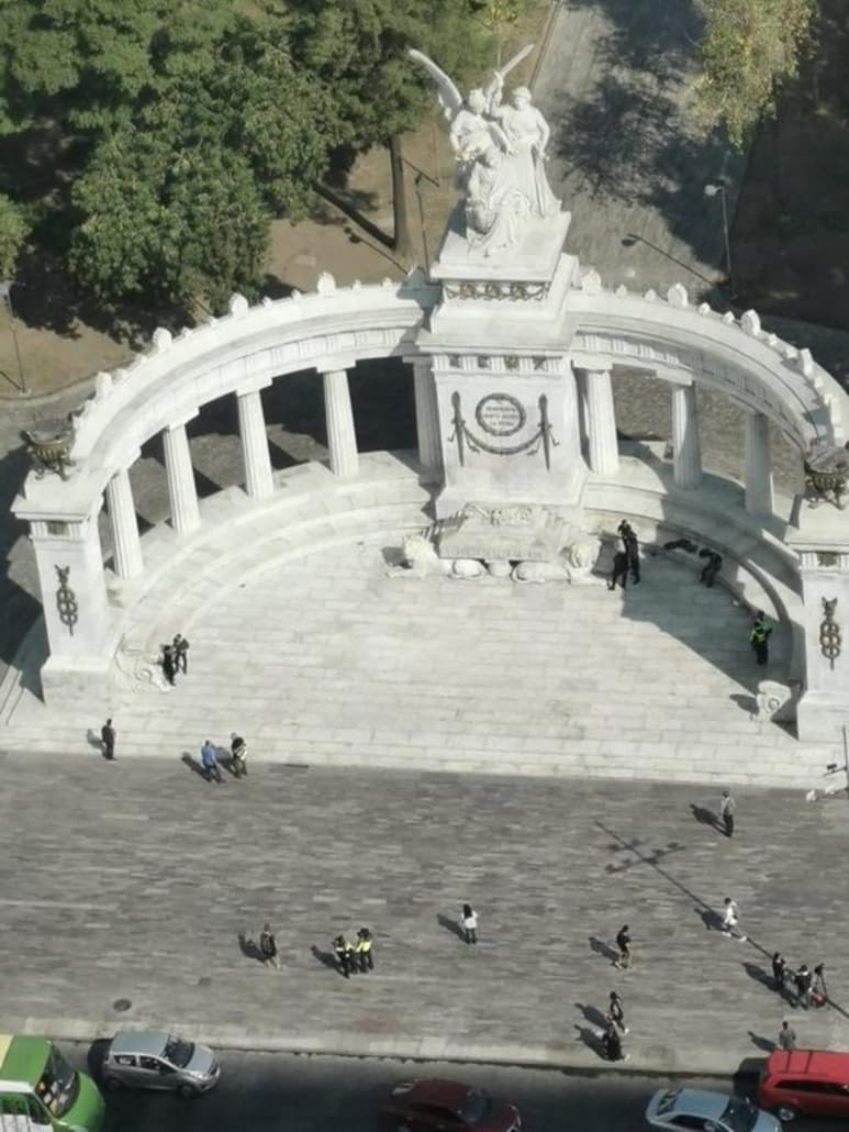 El secretario de Relaciones Exteriores, Marcelo Ebrard, compartió una fotografía en su cuenta de Twitter con un mensaje celebrando que el Hemiciclo a Juárez estuviera 'sin marca', luego de las manifestaciones de ayer 25 de noviembre en la Ciudad de México por ser el Día Internacional de la No Violencia en Contra de la Mujer.  (TWITTER)