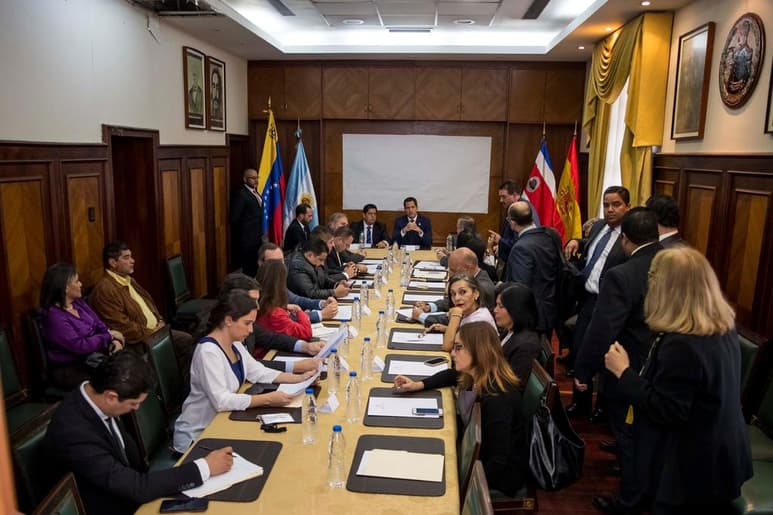 La intervención por sorpresa en la Asamblea Nacional (AN) venezolana del senador español Javier Maroto y del diputado Jose Ignacio Echániz, ambos del Partido Popular (PP, derecha), desató este martes un conato de pelea. (ARCHIVO)