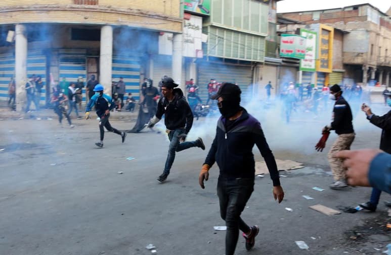La capital de Irak se convirtió de nueva cuenta en campo de batalla, donde las protestas de hoy dejaron al menos dos manifestantes muertos. (ARCHIVO)