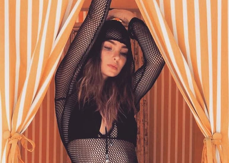Belinda elevó la temperatura al compartir en redes sociales grabaciones en donde aparece mostrando sus atributos en un sostén rojo. (INSTAGRAM)