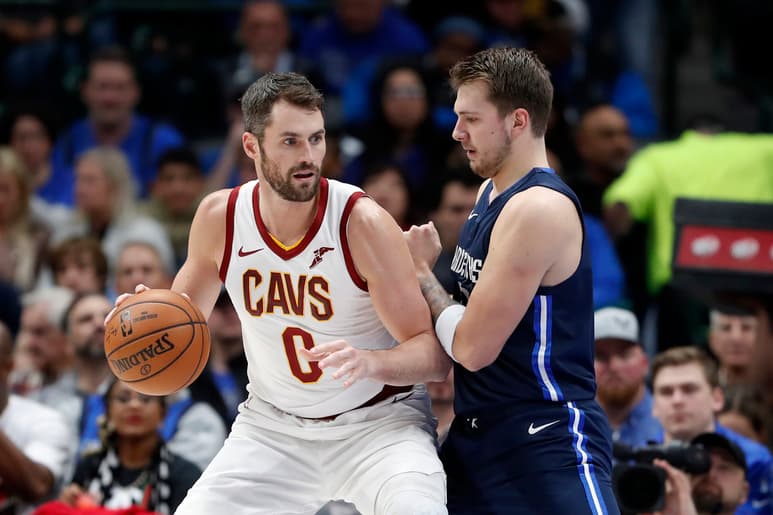Kevin Love (i) podría ser cambiado por los Cavaliers de Cleveland. (AP)