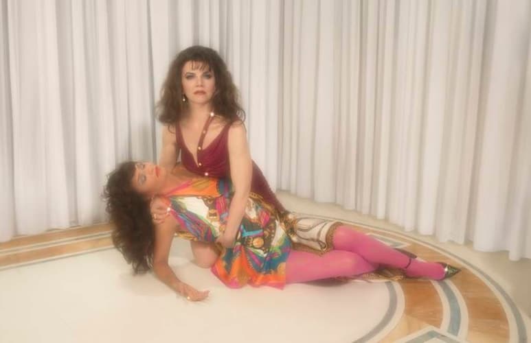 La firma italiana Versace ha lanzado su nueva campaña de navidad inspirada en revivir las telenovelas de la década de los ochenta. (TWITTER)