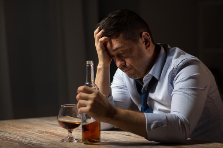 La administración de una única dosis de ketamina inmediatamente después de la recuperación de recuerdos asociados al alcohol altera la reconsolidación de esas memorias y lleva a una reducción de los niveles de consumo de bebidas. (ARCHIVO) 