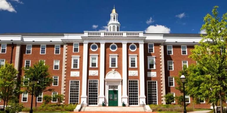 La Universidad de Harvard llegó a un acuerdo por una demanda que argumentaba que el centro superior ofreció clases en línea, podcasts y otros programas educativos sin subtítulos. (ESPECIAL)