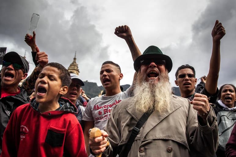 Con tamborileros, actos circenses y ritmo de carnaval comenzaron este miércoles en Bogotá las movilizaciones callejeras del segundo paro nacional convocado en menos de una semana. (EFE)