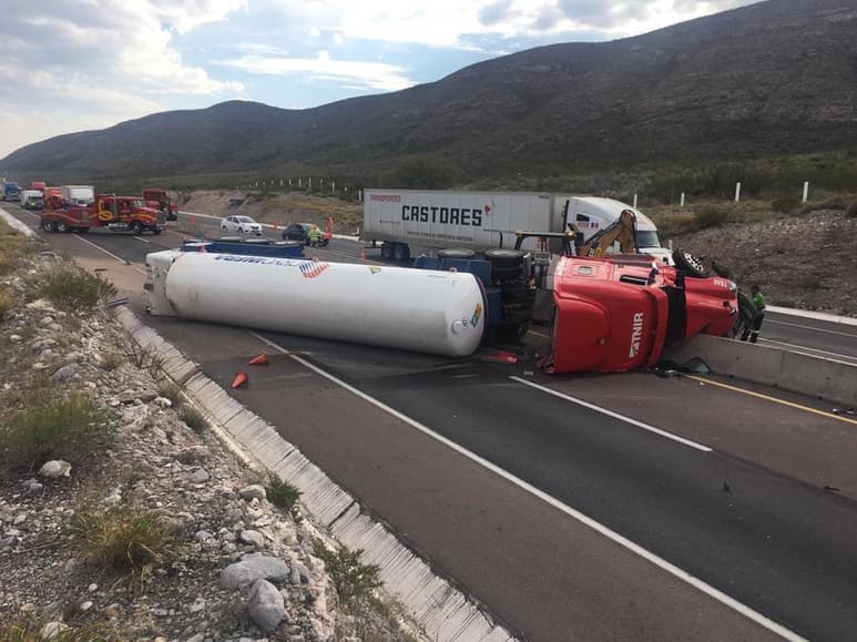 El “cuerpo” de la pipa quedó a travesado en la carretera, en tanto que el tractor o cabina quedó “recostado” sobre la valla de concreto.