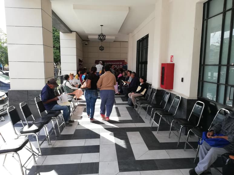 Lo que se encontró en este primer día de pagos fue un gran número de adultos mayores que acudieron para preguntar cuándo llegaría su pago, o bien decidieron acudir a preguntar sin consultar el calendario.