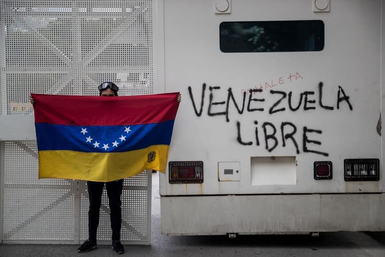 La medida afectará a 'varias docenas' de funcionarios leales al presidente venezolano Nicolás Maduro. (ARCHIVO)