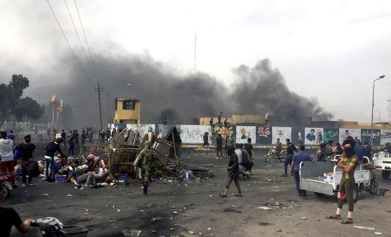 La violencia estalló esta madrugada y ha continuado a lo largo del día, y ha llevado a las autoridades provinciales a imponer el toque de queda y cortar el tráfico en las carreteras. (EFE)