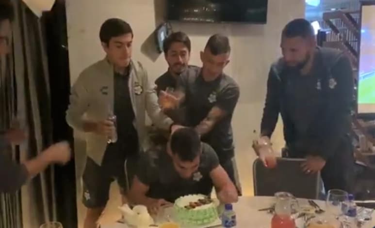 Ulises Rivas, Javier Abella, el capitán Jonathan Orozco y Brian “Huevo” Lozano quienes además de empujarlo para la tradicional “mordida”, Gorriarán también fue bañado de jugo y agua. (ESPECIAL)