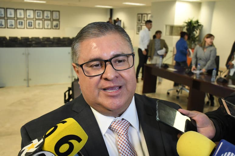 El secretario del Ayuntamiento de Torreón, Sergio Lara Galván, admitió hoy jueves que el hijo del director de la Policía de Torreón, 'Primo Emmanuel', trabaja 'desde hace meses' como comisionado de la Subsecretaría del Ayuntamiento de Torreón, con funciones de apoyo legal y asesoría diversa. (FERNANDO COMPEÁN)