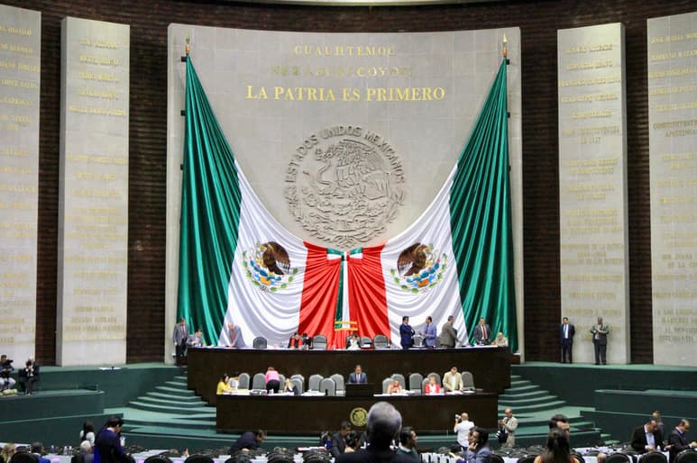 Tras la declaratoria, los diputados aprovecharon unos para festejar (Morena, PT, PES, PVEM), otros para expresar sus dudas sobre las enmiendas por las que será posible una primera consulta de revocación de mandato en 2022. (ARCHIVO)