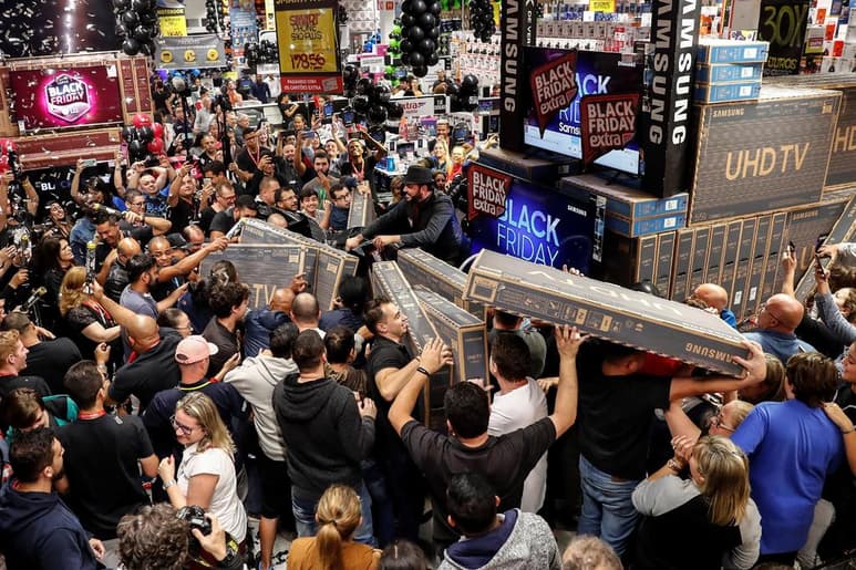 La tradición de ir de 'shopping' el fin de semana festivo de Acción de Gracias ha pasado a ser un evento de cinco días en el que los consumidores gastan dinero en las tiendas, apoyando pequeños negocios locales. (EFE)