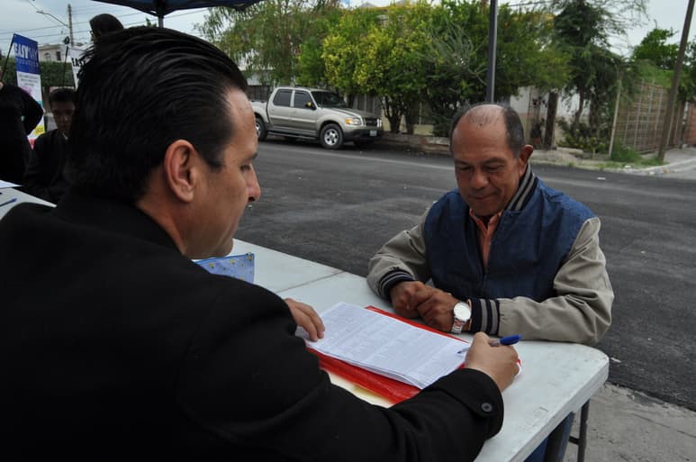 Enrique García asistió a la Jornada Laboral que se organizó en la colonia Eduardo Guerra, por la coordinación del SNE. (EL SIGLO DE TORREÓN)