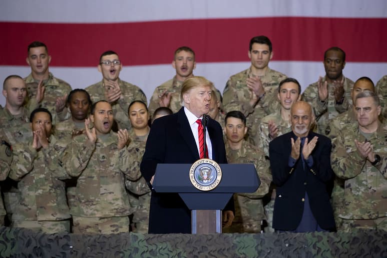 Trump confirmó que su objetivo sigue siendo reducir a 8,600 el número de soldados estadounidenses en Afganistán. (AP) 