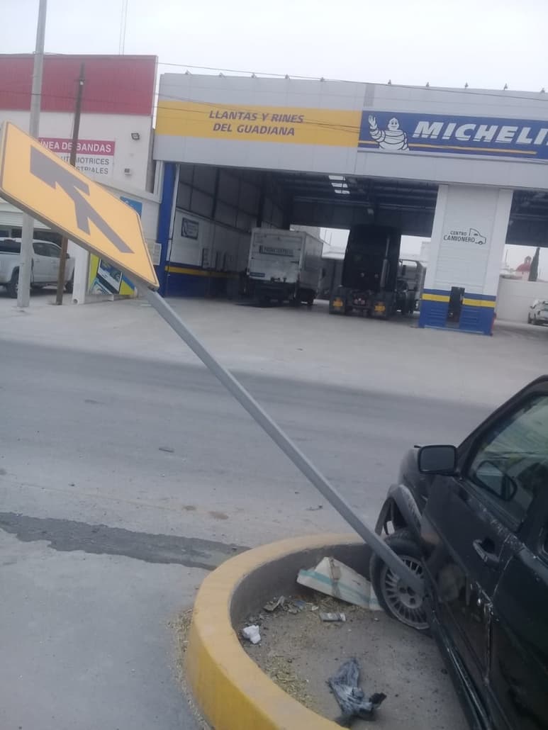 Pierde el control del auto y se sube al camellón en el periférico; su acompañante resultó lesionada. (EL SIGLO DE TORREÓN)