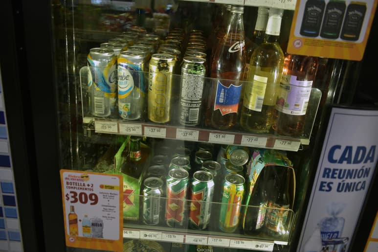 Por mayoría el Cabildo aprobó extender la venta de alcohol los domingos del mes de diciembre. (ARCHIVO)