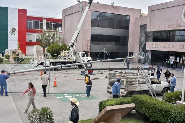 Inició la colocación de la decoración navideña en la presidencia municipal de Gómez Palacio. (EL SIGLO DE TORREÓN)