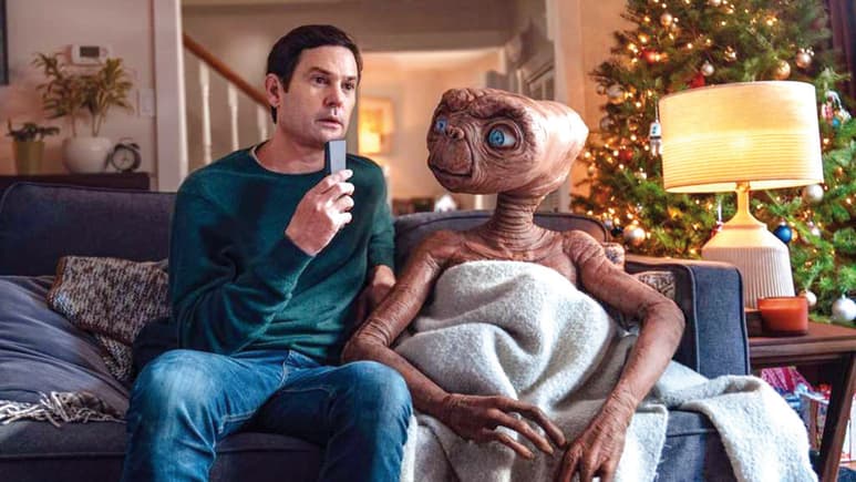 Reencuentro. E.T. se reúne con 'Elliot' en nuevo cortometraje que lanzó la empresa Xfinity en su campaña navideña. (ESPECIAL)