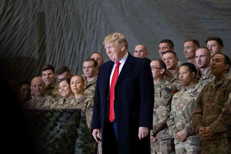 'Los talibanes quieren llegar a un acuerdo, y nos estamos reuniendo con ellos', dijo Trump durante el encuentro con su homólogo afgano, Ashraf Ghani, en una visita relámpago de tres horas y media a la base aérea estadounidense de Bagram. (AP)