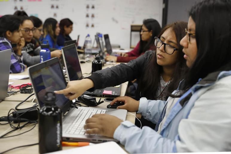 Formar a más mujeres latinoamericanas para que impulsen la innovación tecnológica es el desafío asumido en Lima por la multinacional estadounidense IBM, que se unió a la 'startup' peruana Laboratoria. (ARCHIVO)