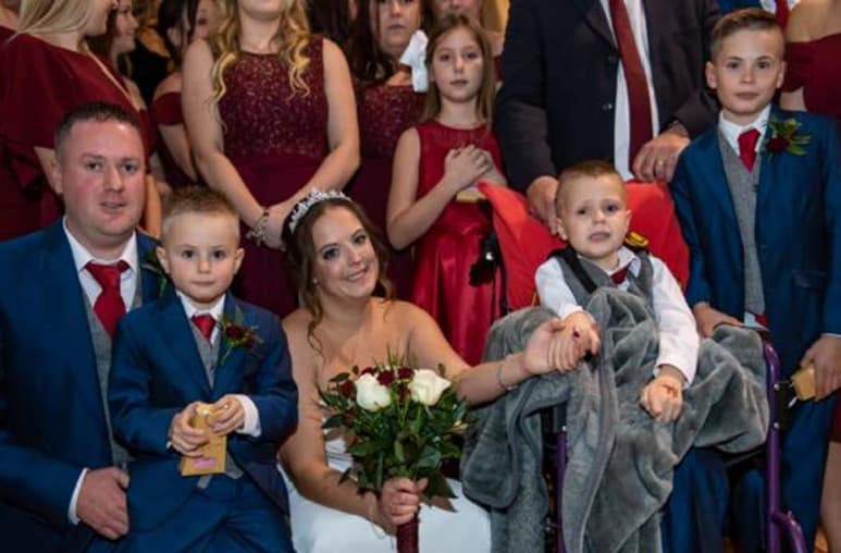 Una ceremonia emotiva que querían compartir con su hijo de 8 años. (INTERNET)