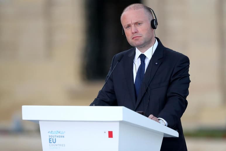 El primer ministro maltés, Joseph Muscat, no dimite, a pesar de las presiones que ha recibido al desvelarse los nexos de algunos de los miembros de su gabinete con el caso del asesinato de la periodista Daphne Caruana. (ARCHIVO)