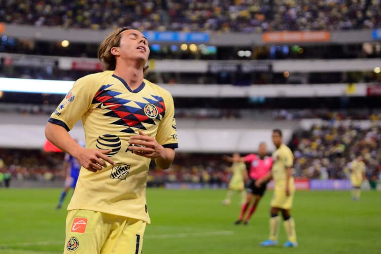 Figuras como Guillermo Ochoa y Jorge Sánchez no frenaron sus vehículos ante la insistencia del puñado de fanáticos. (ARCHIVO)