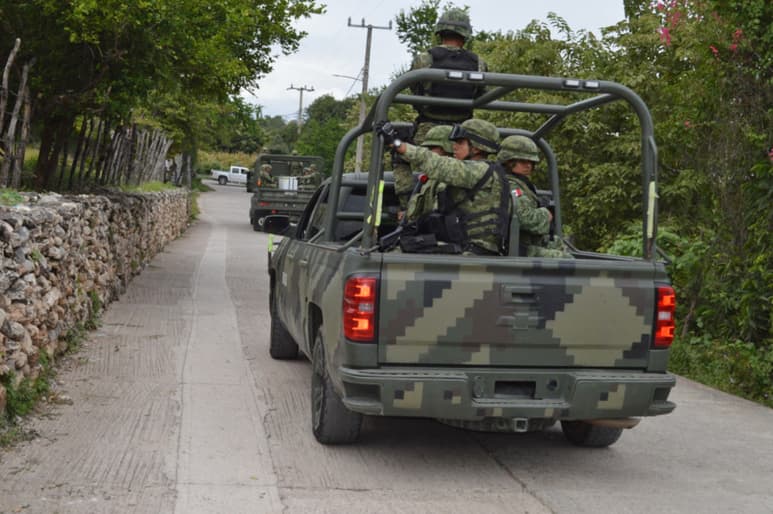 Esto sucedió luego de que los presuntos criminales atacaron a los soldados cuando se aproximaron al lugar.