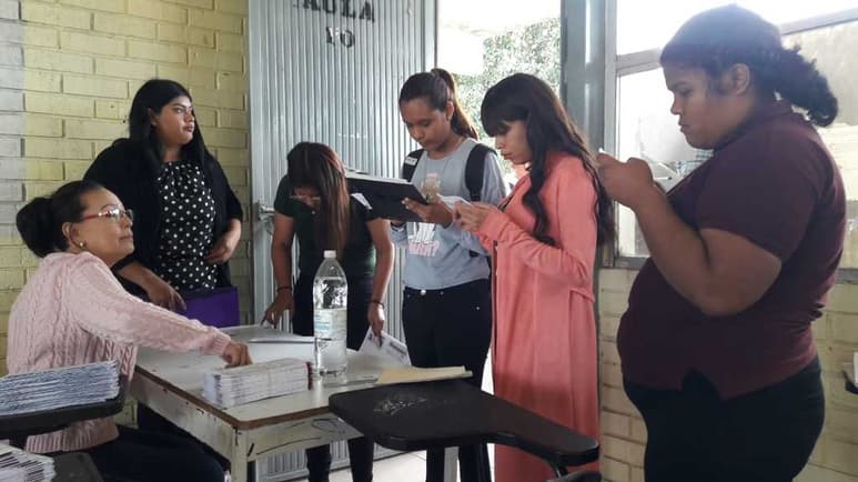 Fueron 98 alumnos los que recibieron la beca que otorga el Gobierno federal, con una inversión de 900 mil pesos.