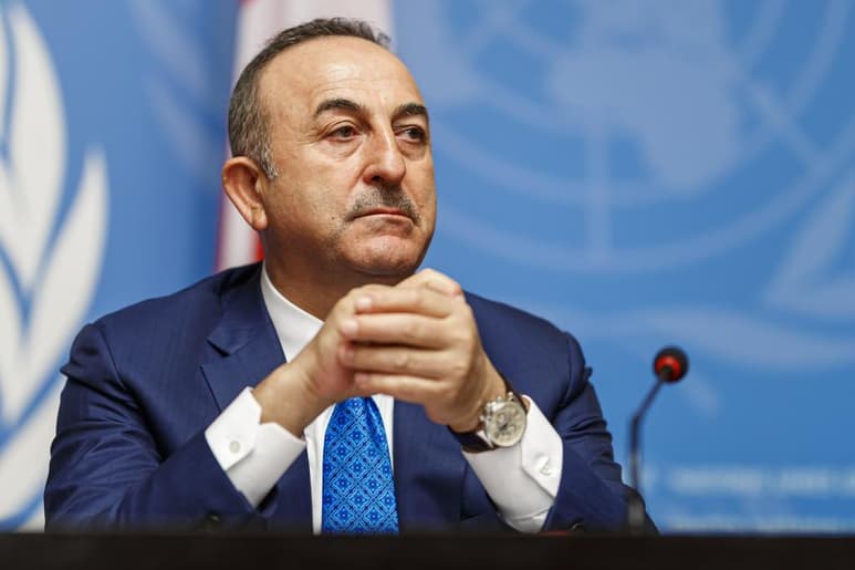 El ministro de Exteriores turco, Mevlüt Çavusoglu, hizo una declaración la noche del jueves en Ankara sobre las críticas de Emmanuel Macron a la ofensiva militar turca contra milicias kurdosirias.