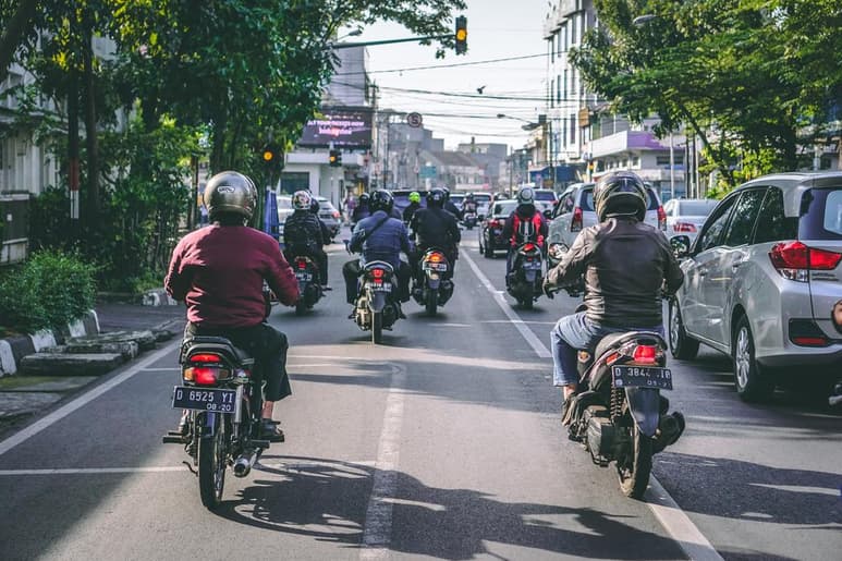 En ocasiones se pueden presentar problemas que muchas veces no sabes de donde provienen, uno de ellos es que percates que la moto está tirando líquido como el aceite. (ARCHIVO)